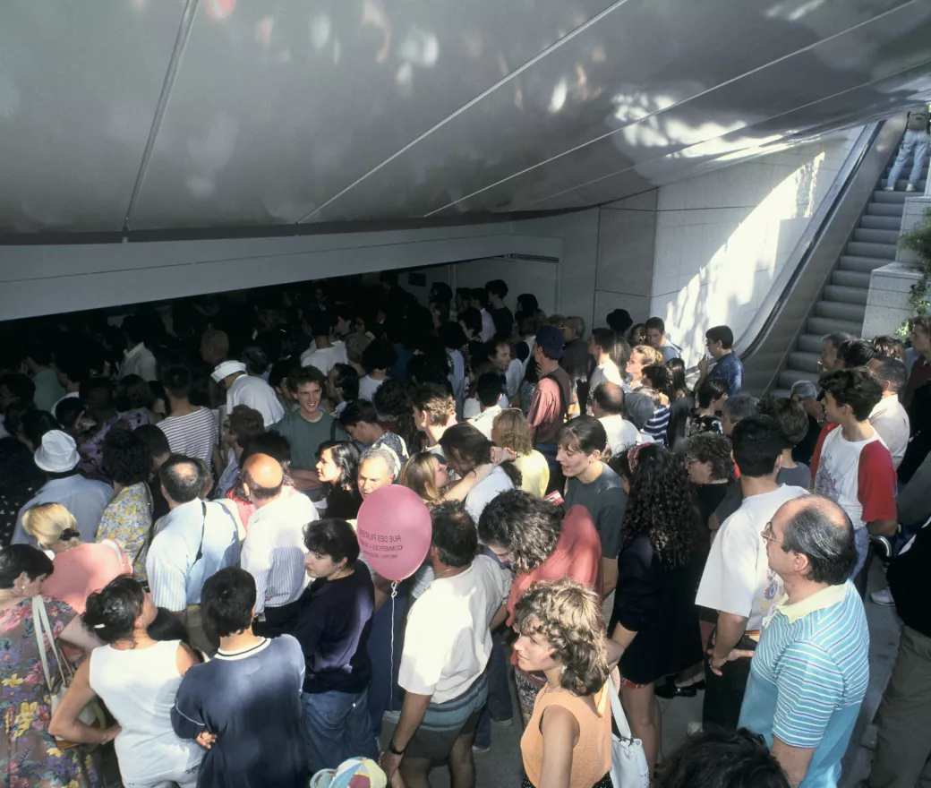 On voit de nombreuses personnes qui attendent pour entrer dans la station Capitole