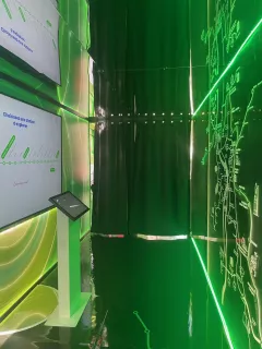 interieur du container immersion 3D - d'un côté un écran tactile et de l'autre le tracé de la ligne C en surbrillance verte (Agrandir l'image - fenêtre modale)