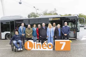 Les élus devant le Linéo 7 nouvellement en service (Agrandir l'image - fenêtre modale)