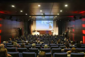 Amphithéâtre du musée des abattoirs lors de la réunion publique de clôture (Agrandir l'image - fenêtre modale)