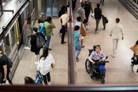 Clientèle dans le métro (Agrandir l'image - fenêtre modale)
