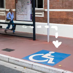 Espace réservé à la montée dans un bus pour les PMR sur un quai de bus