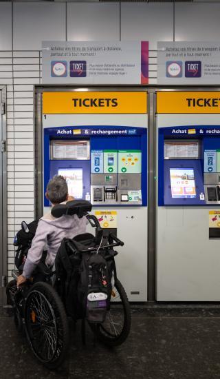une PMR achète un ticket de métro (Agrandir l'image - fenêtre modale)