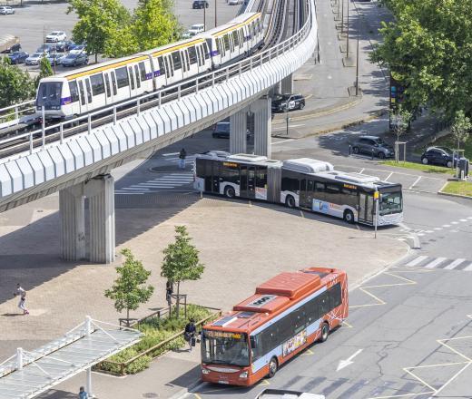 Le métro aérien passe au dessus d'un Linéo et d'un bus (Agrandir l'image - fenêtre modale)