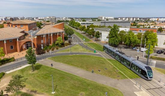 Vue aérienne de la station de tram Lycée Andromède : croisement, tram et lycée (Agrandir l'image - fenêtre modale)